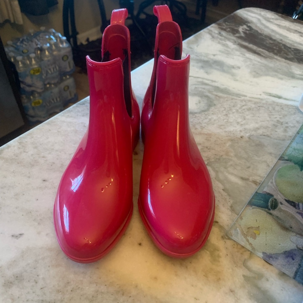 Girl’s size 1 hot pink rain boots.